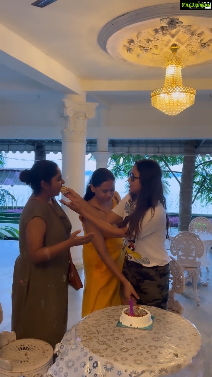 Sohini Sarkar Instagram - All Libras in one frame .... Happy birthday @sayoniroy9 ❤️🥂❤️ @somdatta.mukherjee87 @bhowmik.mou