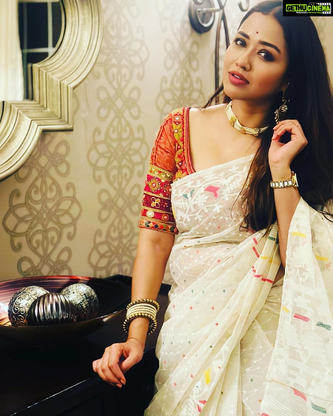 Sohini Sarkar Instagram - #NABC2023 #newjersey #saree Saree @senjayita1975 @indubyjayita Jewellery @earthaments photo @hepburner ❤️