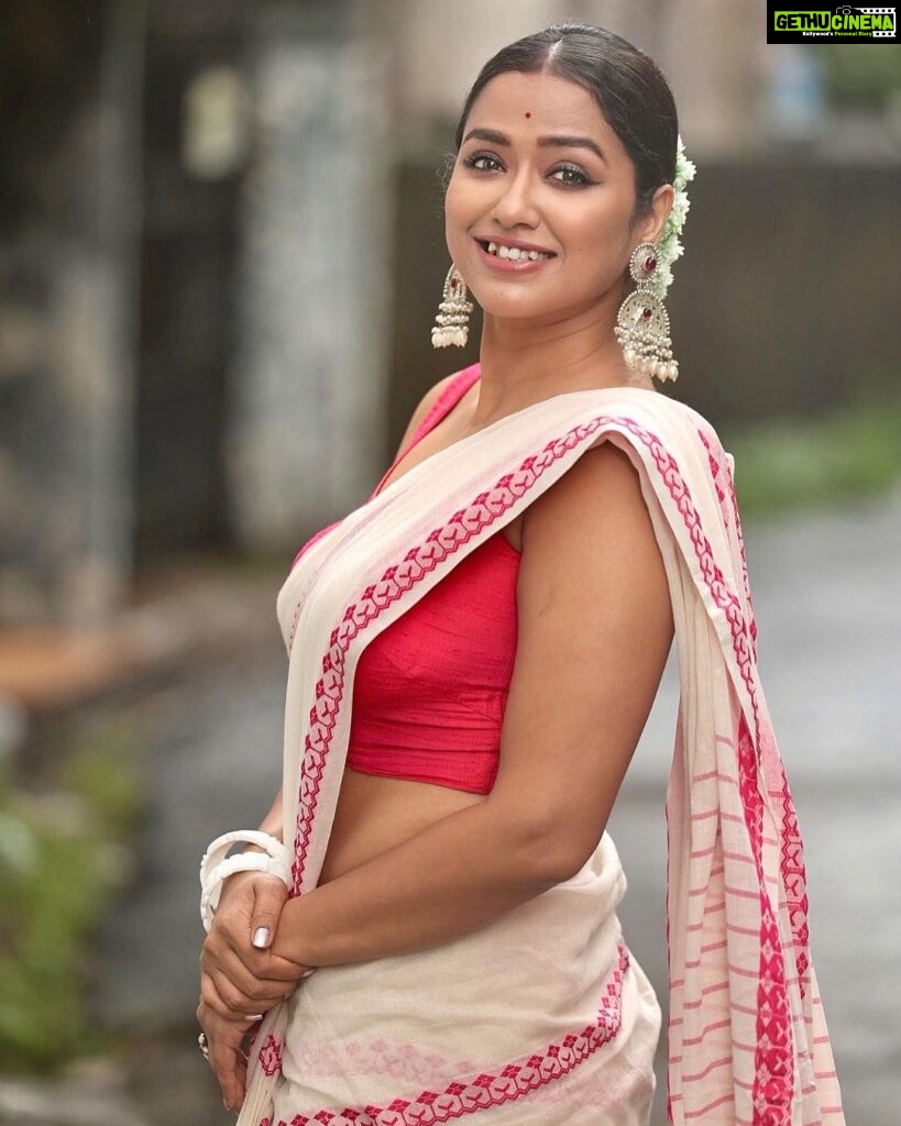 Sohini Sarkar Instagram - বৃষ্টি দিন … . . 📸 @iamsudiptachanda 💄 @dassourav3 💇‍♀ @yoursubhams_makeup 🔗 @socialyard_digital . #ethnic #saree #look #smile #love #live Kolkata