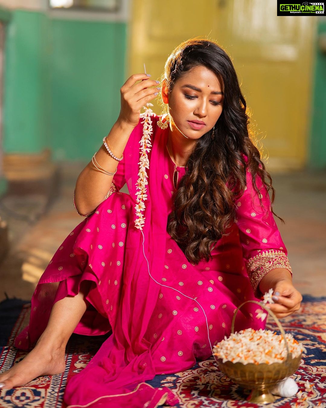 Sohini Sarkar Instagram - শিউলি মাখা গল্প … 🌸🌸 . . 📸 @sahil_paswan_2646_ 💄 @dassourav3 💇♀️ @pujahalder629017 Styling by @sandip_jaiswal A shoot for @pantaloonsfashion . . #pujomood #pujoasche #instapujo #shootlife Kolkata