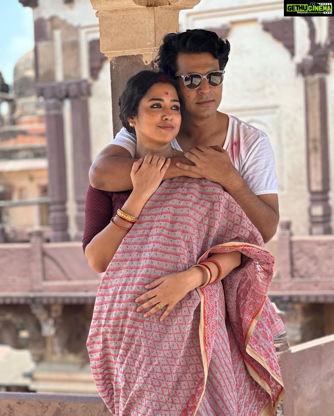 Sohini Sarkar Instagram - আমরা আসছি …… দুর্গ রহস্য 🌺 . . #durgorawhoshyo coming this 19th October only at @hoichoi.tv ❤️ . . #Coming #Soon #together #bomkeshbakshi #satyabati