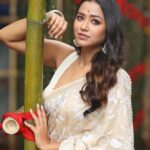 Sohini Sarkar Instagram - 🤍🤍🤍🤍 . . A shoot for @calcuttatimes pujo shoot! . 📸 @iamsudiptachanda 💄@dassourav3 💇‍♀️ @diaryofaamrapali 👚 @threaded_madhab 🥻 @ataleoftextilebyavijit 💍 @tahir_somethingsopure 🔗 @socialyard_digital @sayoniroy9 . . #Pujoshoot #Toi #pujoasche #durgapujo Kolkata city of joy