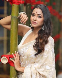 Sohini Sarkar Instagram - 🤍🤍🤍🤍
.
.
A shoot for @calcuttatimes pujo shoot! 
.
📸 @iamsudiptachanda 
💄@dassourav3 
💇‍♀️ @diaryofaamrapali 
👚 @threaded_madhab 
🥻 @ataleoftextilebyavijit 
💍 @tahir_somethingsopure 
🔗 @socialyard_digital @sayoniroy9 
.
.
#Pujoshoot #Toi #pujoasche #durgapujo