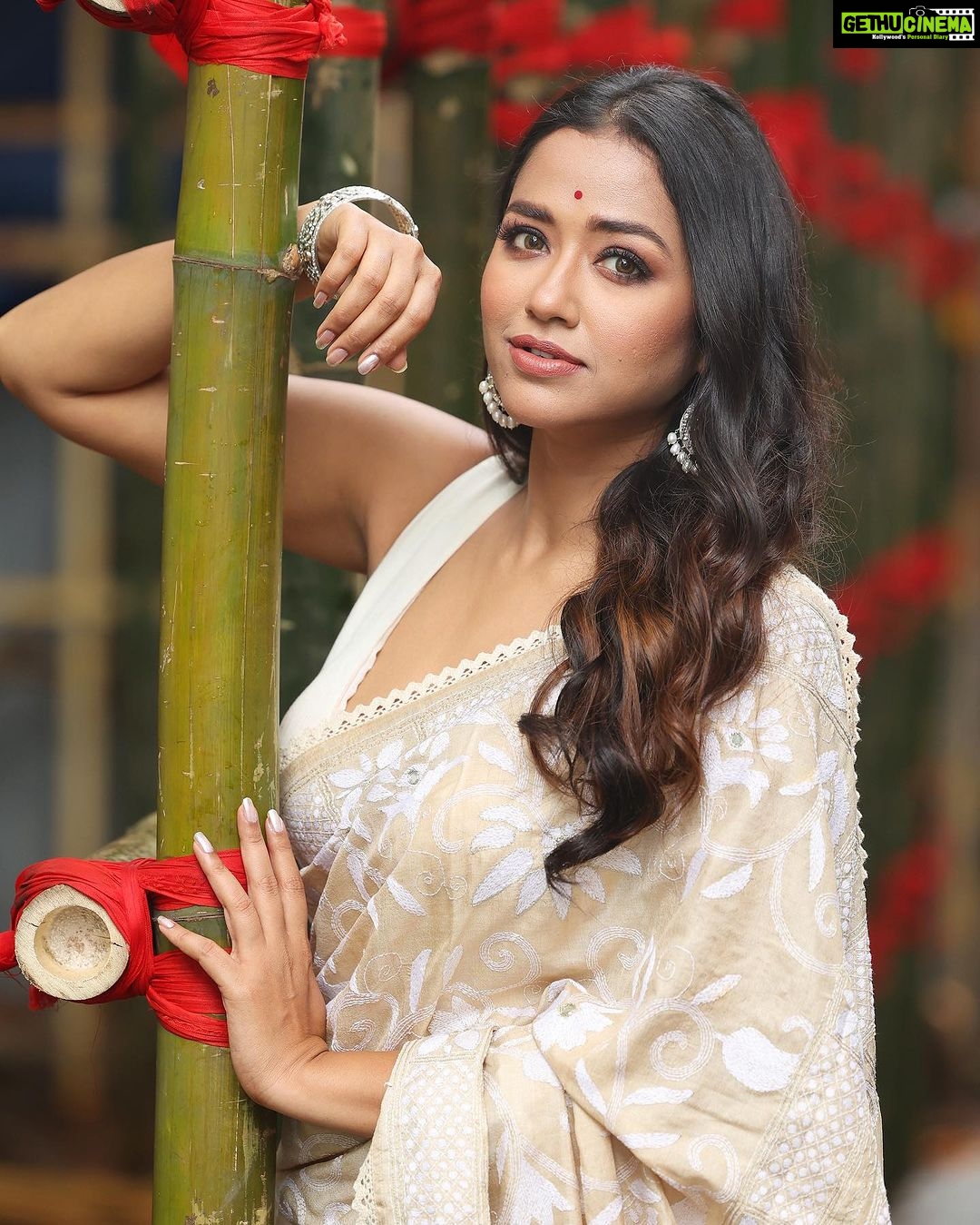 Sohini Sarkar - 59.6K Likes - 🤍🤍🤍🤍
.
.
A shoot for @calcuttatimes pujo shoot!
.
📸 @iamsudiptachanda
💄@dassourav3
💇♀️ @diaryofaamrapali
👚 @threaded_madhab
🥻 @ataleoftextilebyavijit
💍 @tahir_somethingsopure
🔗 @socialyard_digital @sayoniroy9
.
.
#Pujoshoot #Toi #pujoasche #durgapujo
