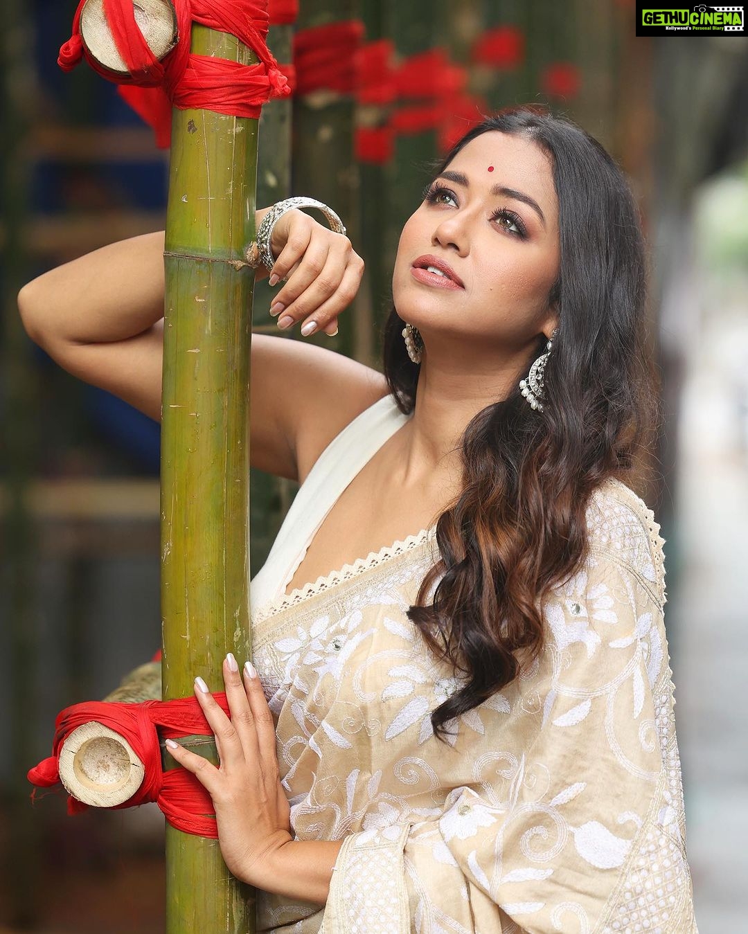 Sohini Sarkar - 59.6K Likes - 🤍🤍🤍🤍
.
.
A shoot for @calcuttatimes pujo shoot!
.
📸 @iamsudiptachanda
💄@dassourav3
💇♀️ @diaryofaamrapali
👚 @threaded_madhab
🥻 @ataleoftextilebyavijit
💍 @tahir_somethingsopure
🔗 @socialyard_digital @sayoniroy9
.
.
#Pujoshoot #Toi #pujoasche #durgapujo