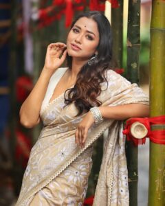 Sohini Sarkar Instagram - 🤍🤍🤍🤍
.
.
A shoot for @calcuttatimes pujo shoot! 
.
📸 @iamsudiptachanda 
💄@dassourav3 
💇‍♀️ @diaryofaamrapali 
👚 @threaded_madhab 
🥻 @ataleoftextilebyavijit 
💍 @tahir_somethingsopure 
🔗 @socialyard_digital @sayoniroy9 
.
.
#Pujoshoot #Toi #pujoasche #durgapujo