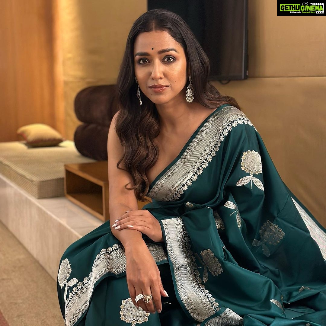 Sohini Sarkar Instagram - পুজো পুজো আসছে বলে.... . A shoot for @anandalok_abp . 💄 @dassourav3 💇♀️ @diaryofaamrapali 🥻 @style_by_madhab 🔗 @socialyard_digital . #Shoot #sari #ethnic #mood #festival #pujoaache