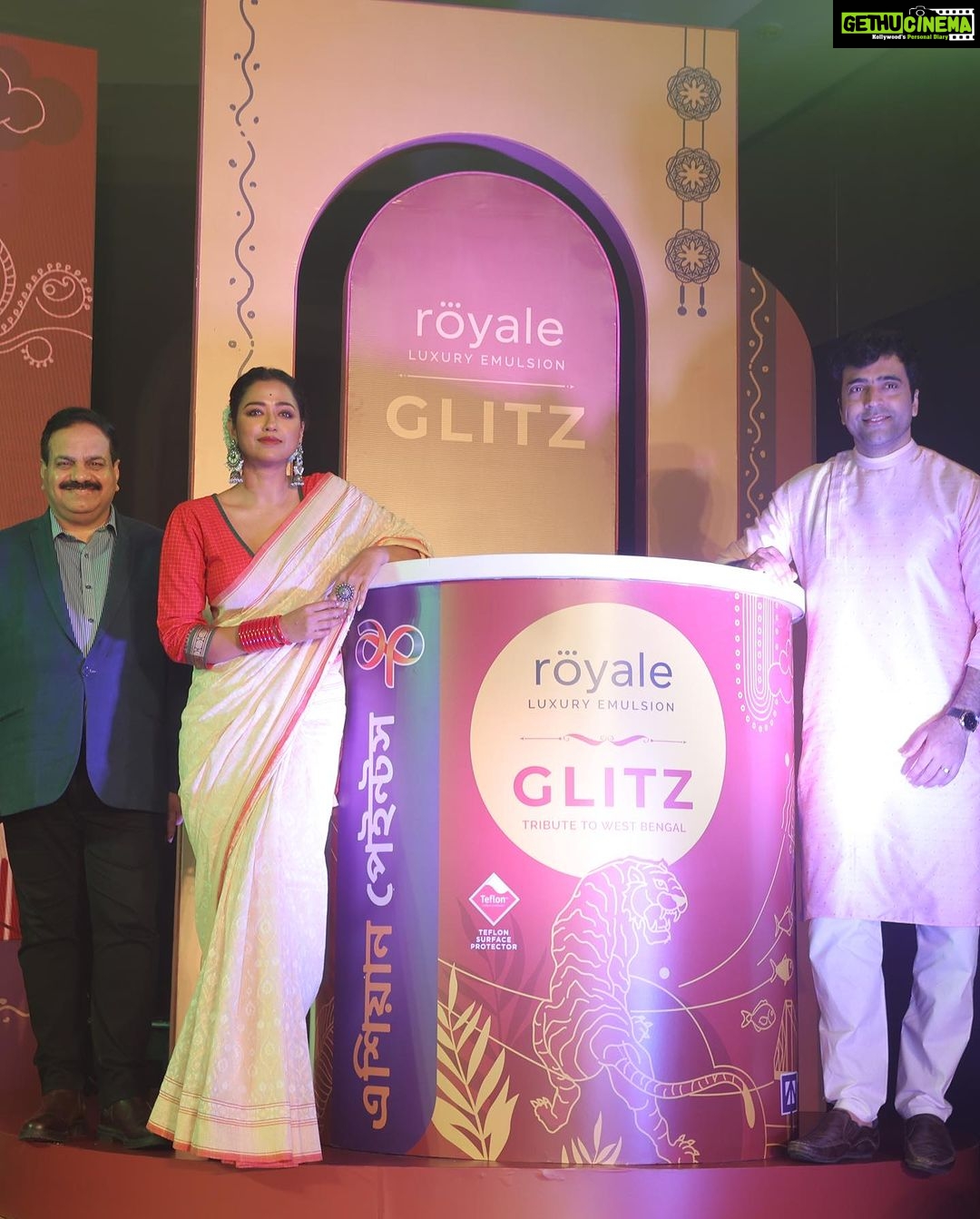 Sohini Sarkar Instagram - An ode and ride I will always cherish and remember, thanks to @asianpaints! I had the privilege to witness the launch of Asian Paints' Tribute To West Bengal. I experienced the first ride of the special tram the brand has created to pay homage to the legacy and luxury of Kolkata, and unveil the special edition, AR enabled, Royale Glitz pack dedicated to our lovely state. These initiatives have brought back numerous fond memories from taking tram rides that help you soak in the colours of Kolkata to Pujo celebrations that bring the city alive. You have to take this tram from Tollygunge to Ballygunge, like I did. The interiors are absolutely amazing, but you have to see it to believe it. #AsianPaints #AsianPaintsTributeToWestBengal #RoyaleGlitz #Kolkata #KolkataTram #Creativity #DurgaPujo @asianpaintssharadshamman