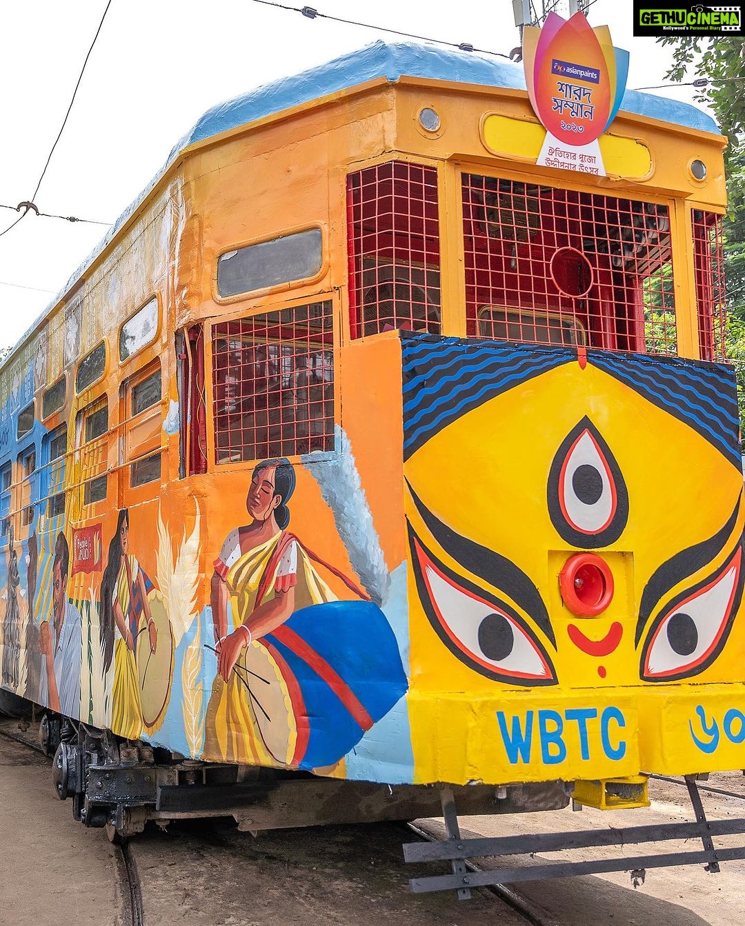 Sohini Sarkar Instagram - An ode and ride I will always cherish and remember, thanks to @asianpaints! I had the privilege to witness the launch of Asian Paints' Tribute To West Bengal. I experienced the first ride of the special tram the brand has created to pay homage to the legacy and luxury of Kolkata, and unveil the special edition, AR enabled, Royale Glitz pack dedicated to our lovely state. These initiatives have brought back numerous fond memories from taking tram rides that help you soak in the colours of Kolkata to Pujo celebrations that bring the city alive. You have to take this tram from Tollygunge to Ballygunge, like I did. The interiors are absolutely amazing, but you have to see it to believe it. #AsianPaints #AsianPaintsTributeToWestBengal #RoyaleGlitz #Kolkata #KolkataTram #Creativity #DurgaPujo @asianpaintssharadshamman