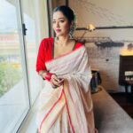 Sohini Sarkar Instagram – পুজো পুজো গন্ধ … ❣️
.
@asianpaints 
.
🥻 @ataleoftextilebyavijit 
👚 @parama_g 
💄 @dassourav3 
💇‍♀️ @pujahalder629017 
🔗 @socialyard_digital 
.
.
#pujo #asche #sadalal #ethnic #mood #love #sohini