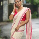 Sohini Sarkar Instagram – বৃষ্টি দিন … 
.
.
📸 @iamsudiptachanda 
💄 @dassourav3 
💇‍♀️ @yoursubhams_makeup 
🔗 @socialyard_digital 
.
#ethnic #saree #look #smile #love #live Kolkata