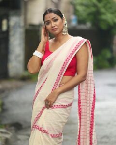 Sohini Sarkar Instagram - বৃষ্টি দিন … 
.
.
📸 @iamsudiptachanda 
💄 @dassourav3 
💇‍♀️ @yoursubhams_makeup 
🔗 @socialyard_digital 
.
#ethnic #saree #look #smile #love #live