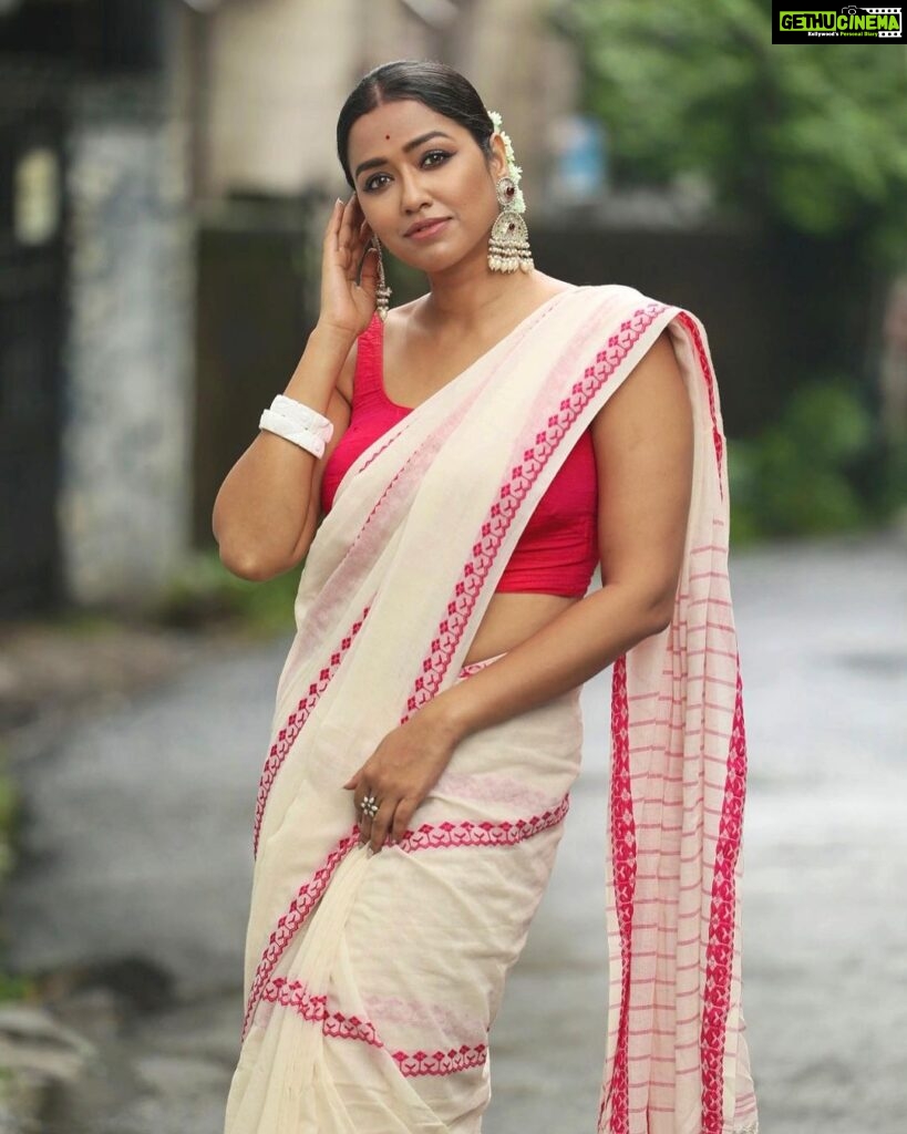Sohini Sarkar Instagram - বৃষ্টি দিন … . . 📸 @iamsudiptachanda 💄 @dassourav3 💇‍♀️ @yoursubhams_makeup 🔗 @socialyard_digital . #ethnic #saree #look #smile #love #live Kolkata