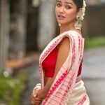 Sohini Sarkar Instagram – বৃষ্টি দিন … 
.
.
📸 @iamsudiptachanda 
💄 @dassourav3 
💇‍♀️ @yoursubhams_makeup 
🔗 @socialyard_digital 
.
#ethnic #saree #look #smile #love #live Kolkata