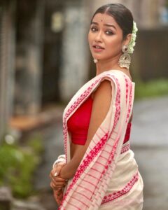 Sohini Sarkar Instagram - বৃষ্টি দিন … 
.
.
📸 @iamsudiptachanda 
💄 @dassourav3 
💇‍♀️ @yoursubhams_makeup 
🔗 @socialyard_digital 
.
#ethnic #saree #look #smile #love #live