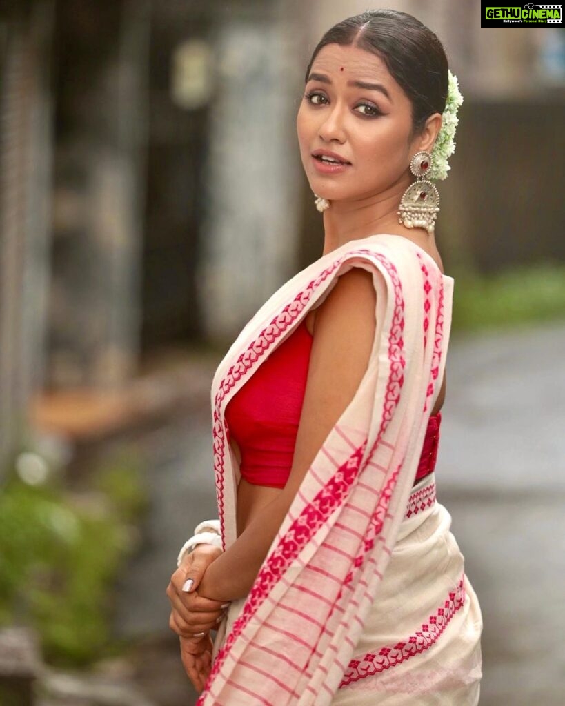 Sohini Sarkar Instagram - বৃষ্টি দিন … . . 📸 @iamsudiptachanda 💄 @dassourav3 💇‍♀ @yoursubhams_makeup 🔗 @socialyard_digital . #ethnic #saree #look #smile #love #live Kolkata