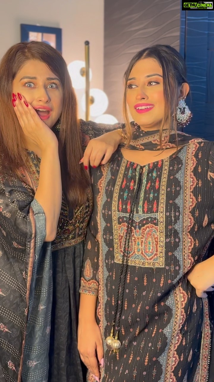 Somi Khan Instagram - Mai tainu pyar karti aur tainu pasand wo …😂😂 @somikhan_ks . . #sabakhan #somikhan #khansisters #viral #comedy #funnyvideos