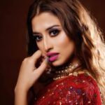 Somi Khan Instagram - Desi Vibes ❣️ —————————————————— Outfit @the_adhya_designer Style by @the_style_gramm Jewellery @jewellery_by_adhya Photography @clickwitharjun Mua @chetnashahmakeover —————————————————— #somikhan #redroses #desivibes