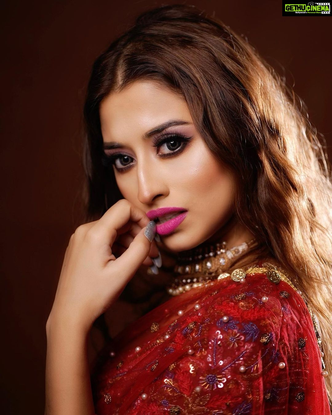 Somi Khan Instagram - Desi Vibes ❣️ —————————————————— Outfit @the_adhya_designer Style by @the_style_gramm Jewellery @jewellery_by_adhya Photography @clickwitharjun Mua @chetnashahmakeover —————————————————— #somikhan #redroses #desivibes