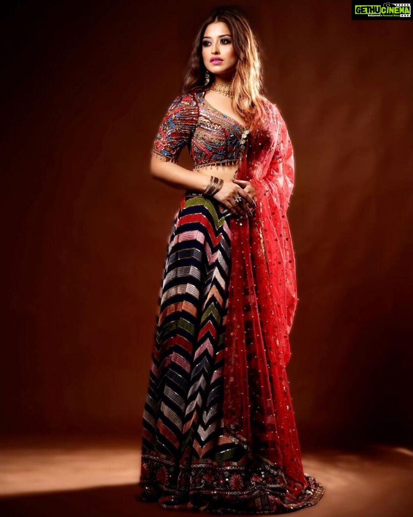 Somi Khan Instagram - Desi Vibes ❣️ —————————————————— Outfit @the_adhya_designer Style by @the_style_gramm Jewellery @jewellery_by_adhya Photography @clickwitharjun Mua @chetnashahmakeover —————————————————— #somikhan #redroses #desivibes