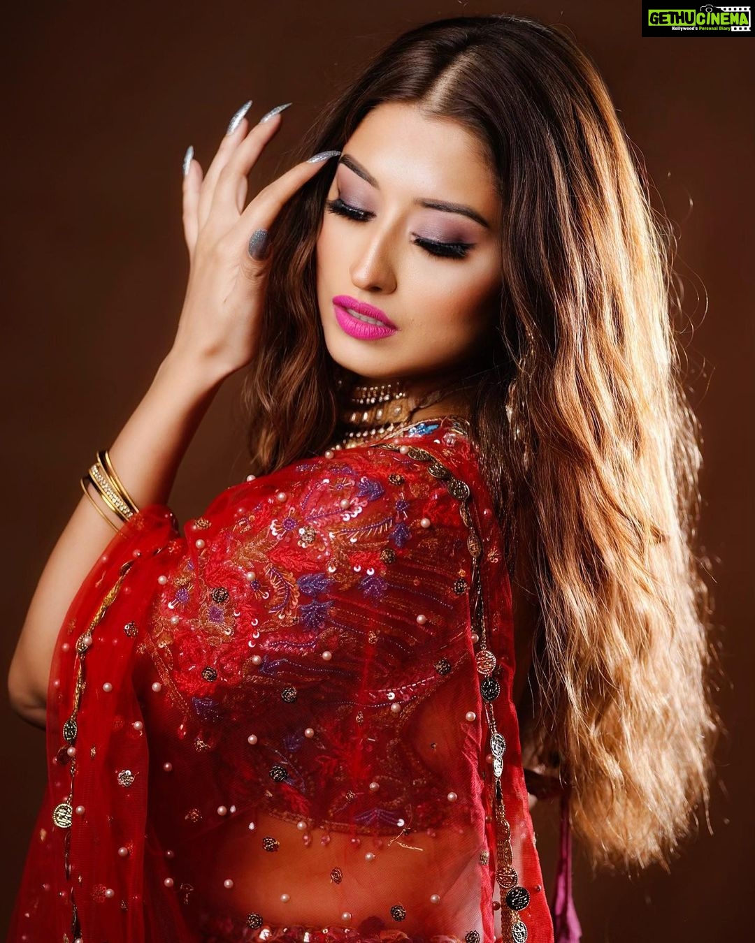 Somi Khan Instagram - Desi Vibes ❣️ —————————————————— Outfit @the_adhya_designer Style by @the_style_gramm Jewellery @jewellery_by_adhya Photography @clickwitharjun Mua @chetnashahmakeover —————————————————— #somikhan #redroses #desivibes