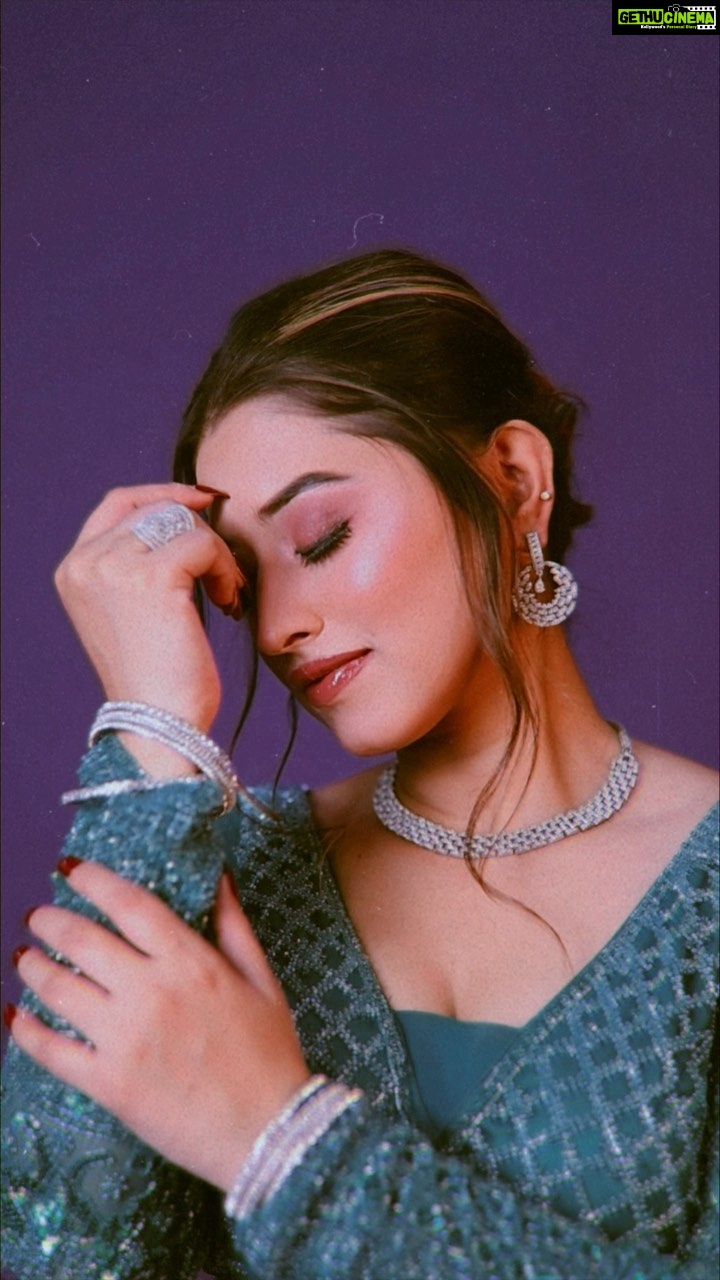 Somi Khan Instagram - Kehna hi kya yeh nain jo ek anjaan se jo mile 🎀✨