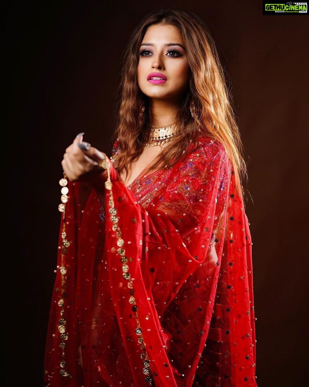 Somi Khan Instagram - Desi Vibes ❣️ —————————————————— Outfit @the_adhya_designer Style by @the_style_gramm Jewellery @jewellery_by_adhya Photography @clickwitharjun Mua @chetnashahmakeover —————————————————— #somikhan #redroses #desivibes