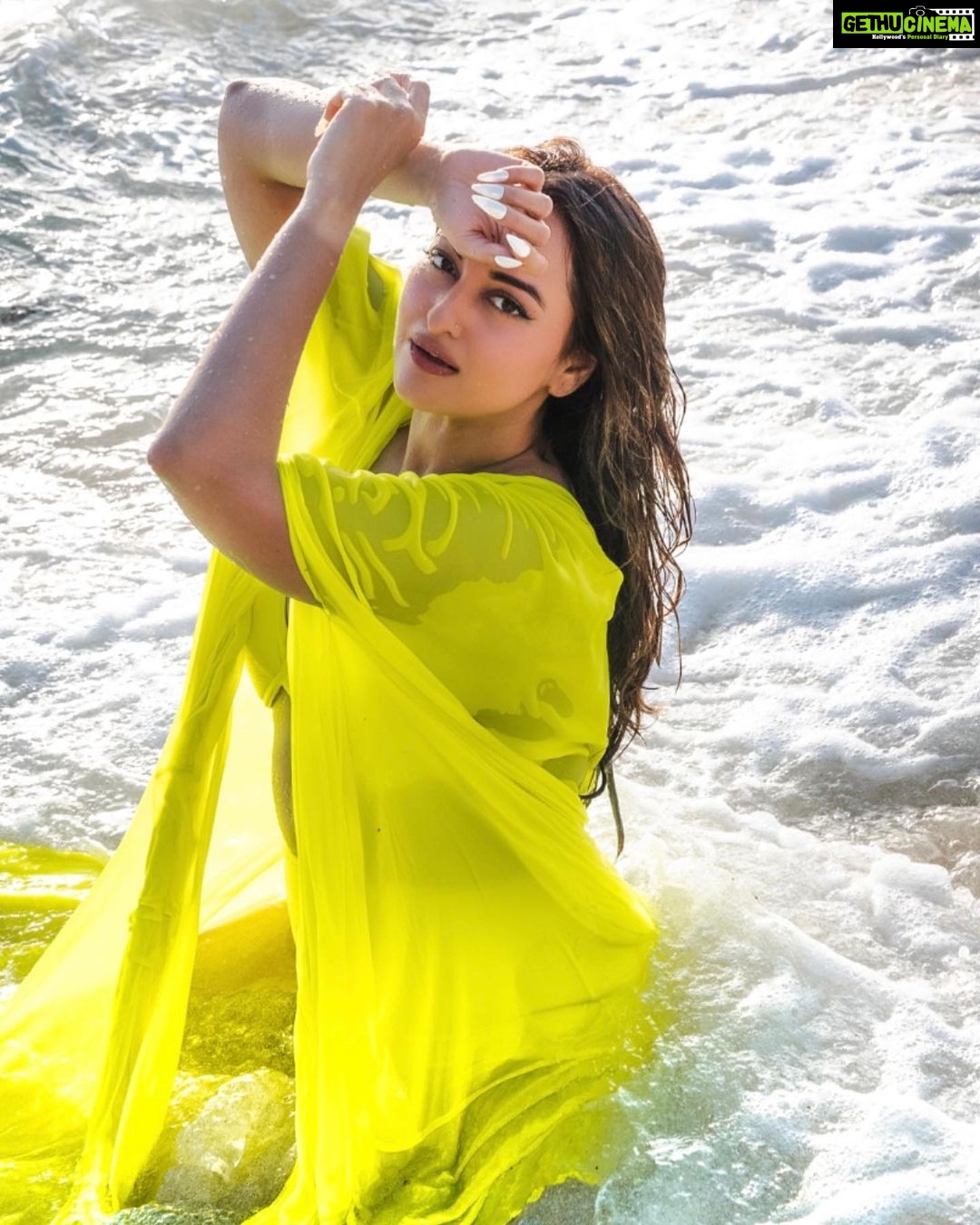 Sonakshi Sinha Instagram - Thats Paradise Glam by @itssoezi for you 🧜🏼♀️ Pic 1&2: Pearl Drop 💅 Pic 3 : Bloody who 💅 Pic 4 : ice queen 💅 Check out all the nails in our latest collection on www.soezi.in Shot in Paradise @constancehotels in #seychelles by the lovely @karine.dupouy ✨ Hmu: @savleenmanchanda Styling: @mohitrai ✨