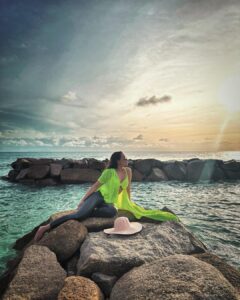 Sonakshi Sinha Instagram - Seychelles in a nutshell ❤️

@airseychelles_hm @visitseychelles @gopiseychelles @itssoezi 

#FlyingTheCreoleSpirit #AirSeychelles #PreferredAirline #seychellesislands #collab