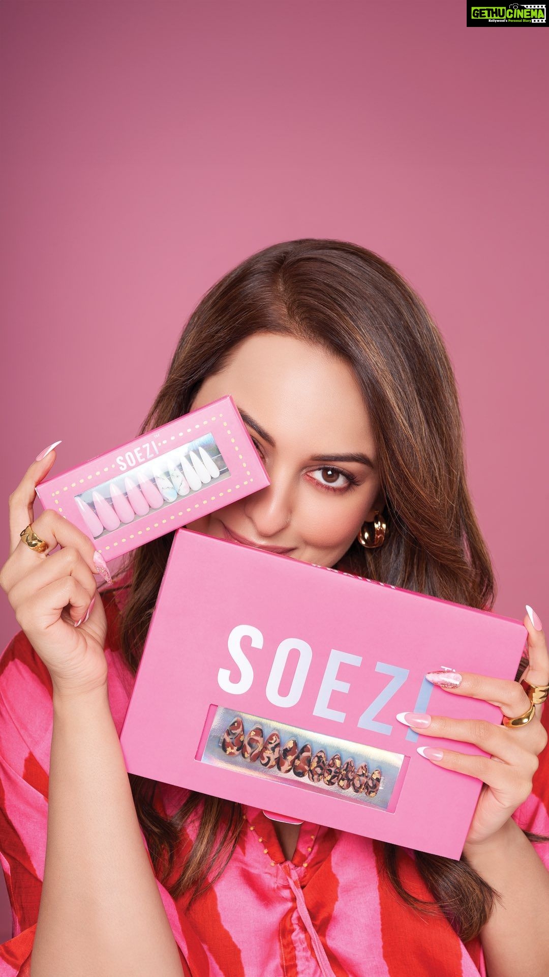 Sonakshi Sinha Instagram - Polished Perfection: Unleash Your Inner Glam with @itssoezi’s Press-On Nail Revolution! 💅✨ Say good bye to chipped nail paint, we only do glam nails here😉 PS. You can literally do anything with these nails on & @aslisona proves it just about right for us💯 Get your hands on Soezi Press-On nails, now available at Nykaa!🛍️ #Nykaa #Soezi #PressOnNails #GlamNails #pressons #easynails #changeable #nailsonfleek #nailsofinstagram #nailgoals #easynaildesigns #trending