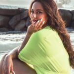 Sonakshi Sinha Instagram - Paradise Glam ☀️🌊🌸🧜🏼‍♀️ @itssoezi