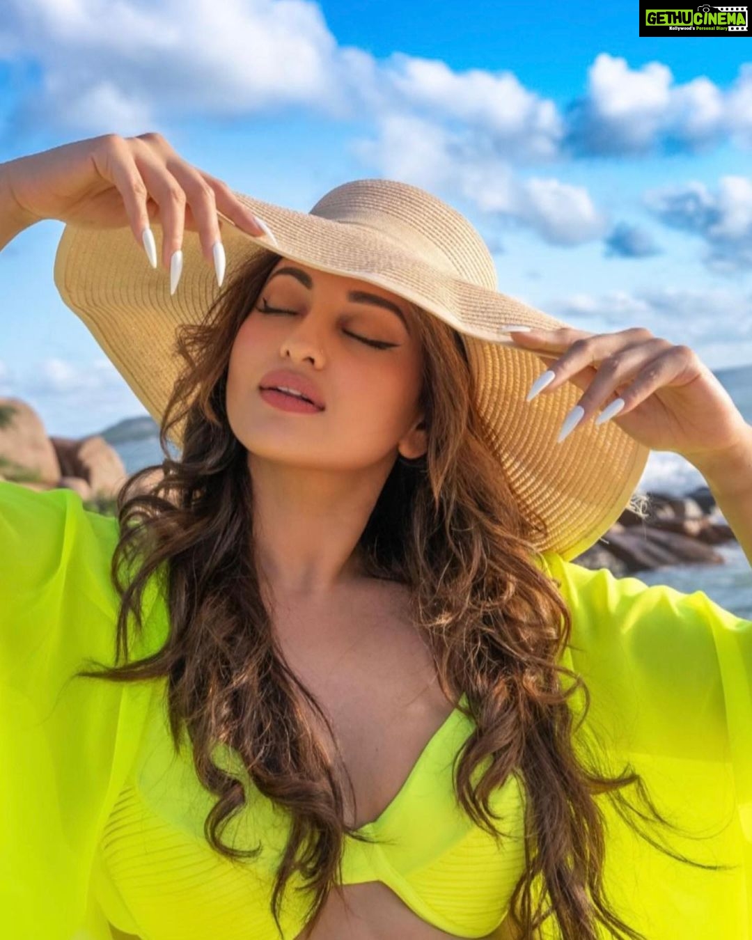 Sonakshi Sinha Instagram - Dreaming of sunny days on this rainy Sunday morning! ☀️