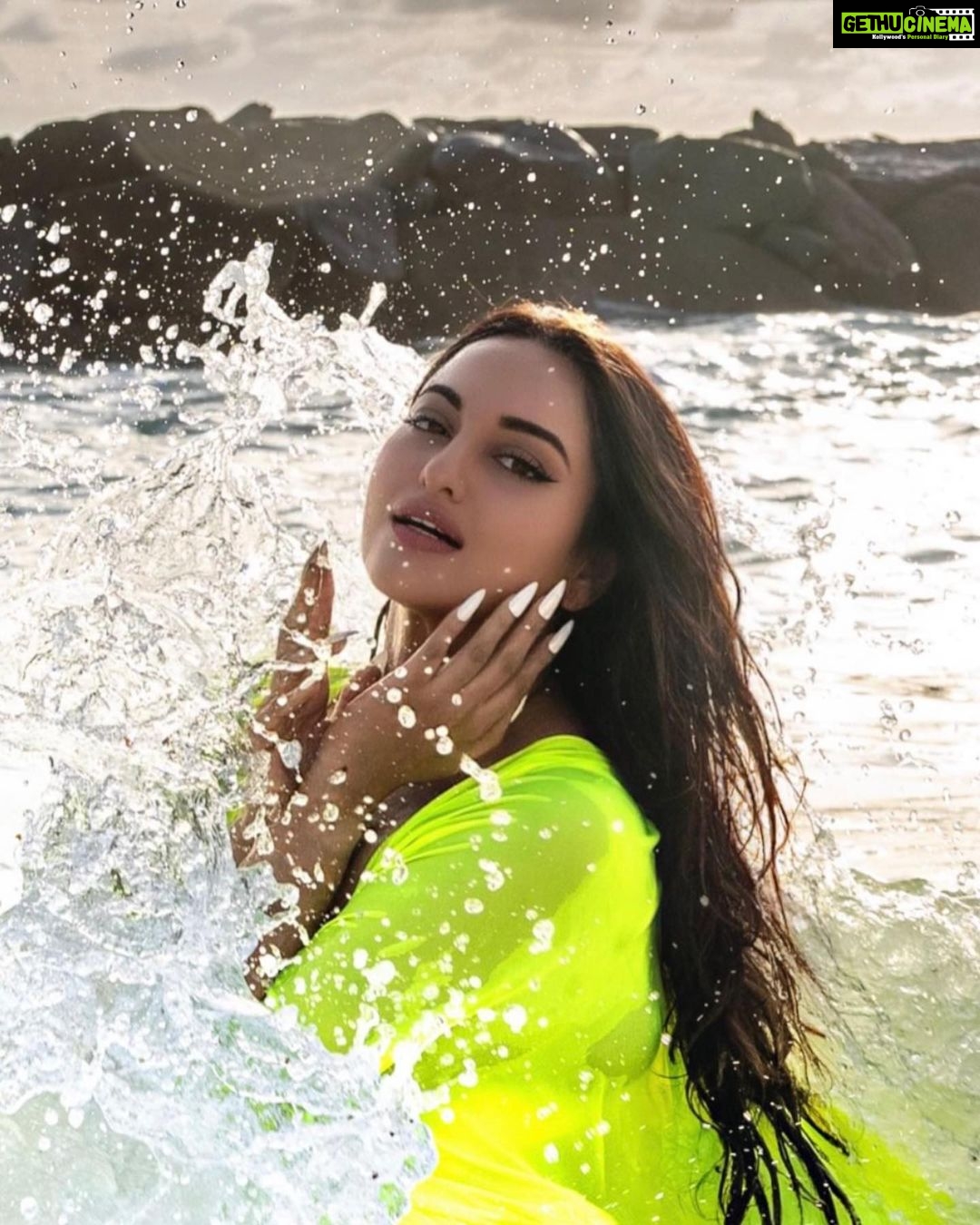 Sonakshi Sinha Instagram - Thats Paradise Glam by @itssoezi for you 🧜🏼♀️ Pic 1&2: Pearl Drop 💅 Pic 3 : Bloody who 💅 Pic 4 : ice queen 💅 Check out all the nails in our latest collection on www.soezi.in Shot in Paradise @constancehotels in #seychelles by the lovely @karine.dupouy ✨ Hmu: @savleenmanchanda Styling: @mohitrai ✨