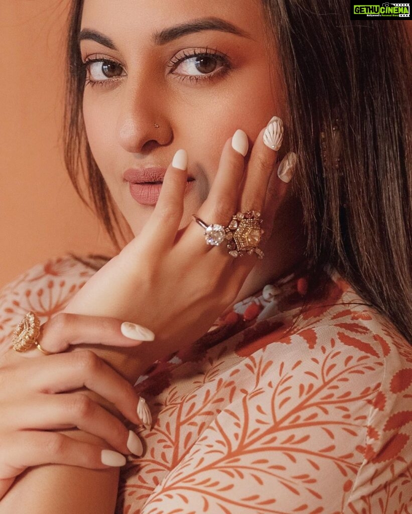 Sonakshi Sinha Instagram - Orange you glad to see me?!? Nails: Ariel by @itssoezi 💅