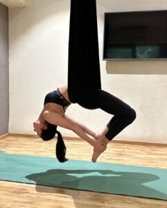 Sonal Chauhan Instagram - 🦋🧘‍♀️🦋 . . . . . . . . . . . . . . . . . . . . . . . Thank you @sarvesh_shashi for pushing me 🙏🏻🧘‍♀️ #love #yoga #arielyoga #sonalchauhan #divayoga #wellness #sonalchauhanreels #healthylifestyle