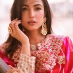 Sonal Chauhan Instagram - दिल विच तेरा प्यार वसा के….. 💌 . . . . . . . . . . . . . . . . . . . . . . . . . . . . . . . . . Outfit @faabiianaofficial @oneinfinite_ Earrings @mortantra @spiffypublicrelations Stylist @d_devraj 📸 @dieppj #love #sonalchauhan #gold #sonalchauhanstylefiles