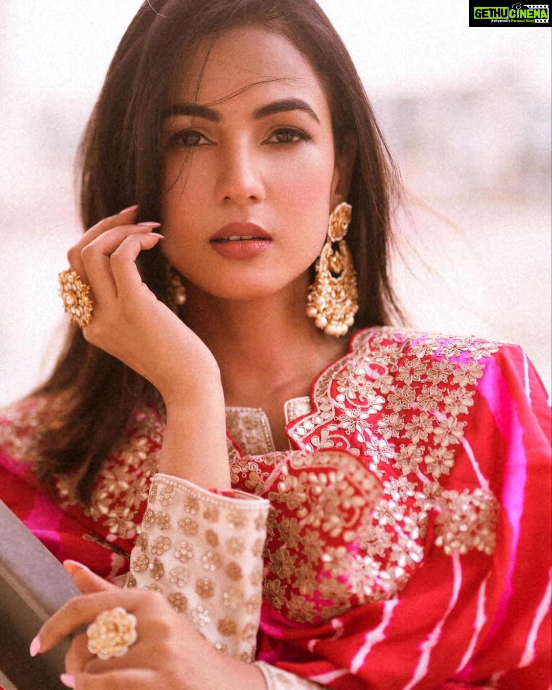 Sonal Chauhan Instagram - दिल विच तेरा प्यार वसा के….. 💌 . . . . . . . . . . . . . . . . . . . . . . . . . . . . . . . . . Outfit @faabiianaofficial @oneinfinite_ Earrings @mortantra @spiffypublicrelations Stylist @d_devraj 📸 @dieppj #love #sonalchauhan #gold #sonalchauhanstylefiles