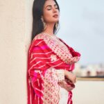 Sonal Chauhan Instagram - इश्क़ नाज़ुक-मिज़ाज है बेहद अक़्ल का बोझ उठा नहीं सकता …. 🩷🩷🩷 . . . . . . . . . . . . . . . . . . Caption @rishal.alone Outfit @faabiianaofficial @oneinfinite_ Earrings @mortantra @spiffypublicrelations Stylist @d_devraj 📸 @dieppj #love #sonalchauhan #gold #sonalchauhanstylefiles