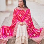 Sonal Chauhan Instagram - Suggest a caption Will use the best one 🩷 . . . . . . . . . . . . . . . . . . Outfit @faabiianaofficial @oneinfinite_ Earrings @mortantra @spiffypublicrelations Stylist @d_devraj 📸 @dieppj #love #sonalchauhan #gold #sonalchauhanstylefiles
