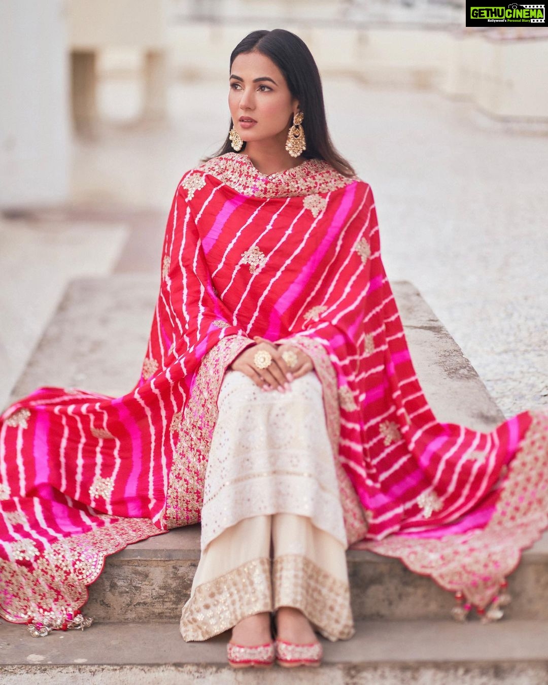 Sonal Chauhan Instagram - Suggest a caption Will use the best one 🩷 . . . . . . . . . . . . . . . . . . Outfit @faabiianaofficial @oneinfinite_ Earrings @mortantra @spiffypublicrelations Stylist @d_devraj 📸 @dieppj #love #sonalchauhan #gold #sonalchauhanstylefiles