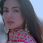 Sonal Chauhan Instagram - खतम होगी नहीं मिटके….. कहानी ये कभी जाना….. 🩷 . . . . . . . . . . . . . . . . . . Outfit @faabiianaofficial @oneinfinite_ Earrings @mortantra @spiffypublicrelations Stylist @d_devraj 🎥 @dieppj #love #sonalchauhan #reelsinstagram #sonalchauhanreels