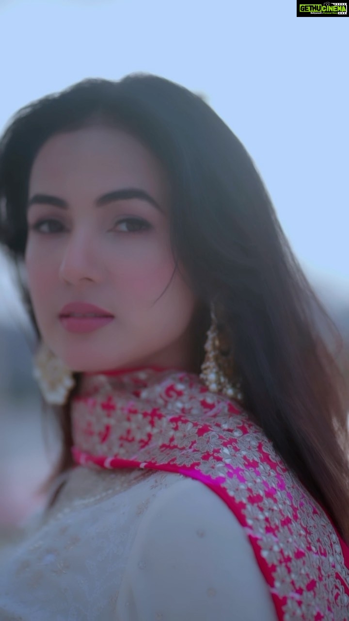 Sonal Chauhan Instagram - खतम होगी नहीं मिटके….. कहानी ये कभी जाना….. 🩷 . . . . . . . . . . . . . . . . . . Outfit @faabiianaofficial @oneinfinite_ Earrings @mortantra @spiffypublicrelations Stylist @d_devraj 🎥 @dieppj #love #sonalchauhan #reelsinstagram #sonalchauhanreels