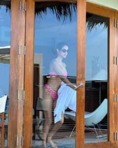 Sonal Chauhan Instagram - Walking in the beautiful Monday blue hues 🧜‍♀️🩵💦
.
.
.
.
.
.
.
.
.
.
.
.
.
.
.
📸 @himanichauhan 
#sonalchauhan #love #monday #mood #wmaldives #pool #beach #ocean #nomondayblues