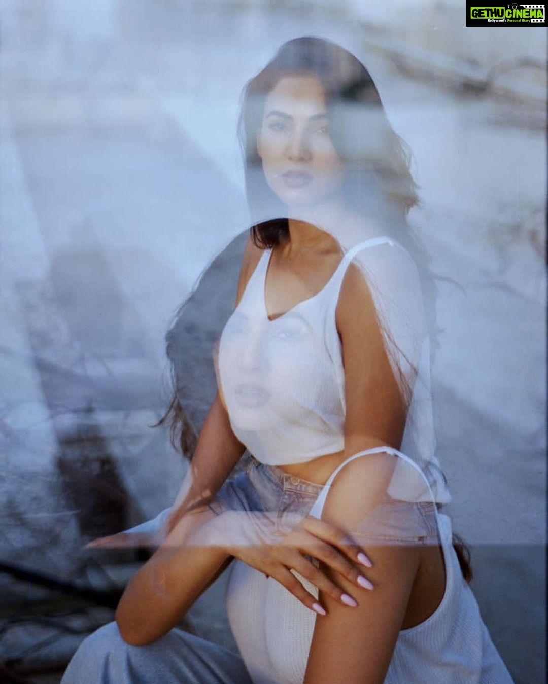 Sonal Chauhan Instagram - Life Lately ✨🩵💫 . . . . . . . . . . . . . . . . . . . . . . . . 📸 @himanichauhan #love #sonalchauhan #sun #shadow #color #gold
