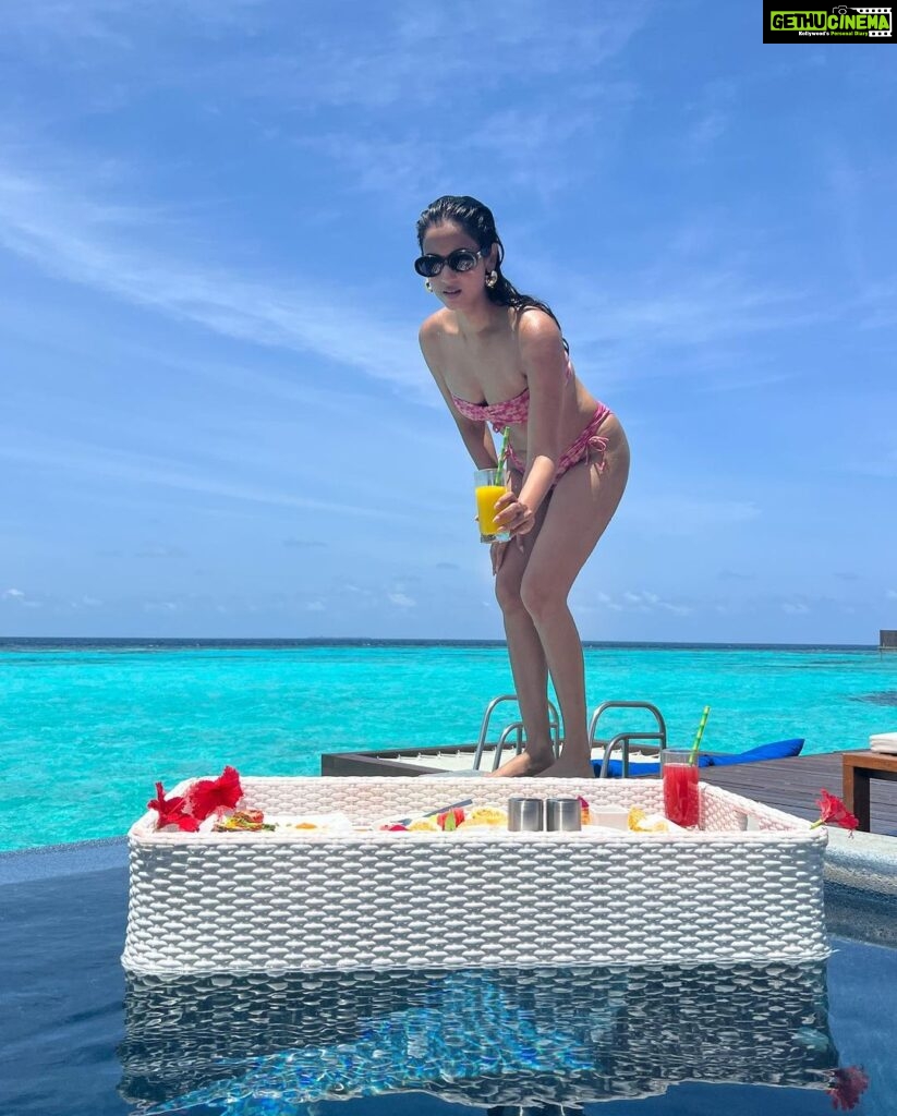 Sonal Chauhan Instagram - All day…. Everyday 🦈🧜‍♀️🍓 . . . . . . . . . . . . . . 📸 @himanichauhan #love #sonalchauhan #gold #maldives #wmaldives #pool #ocean #floatingbreakfast W Maldives