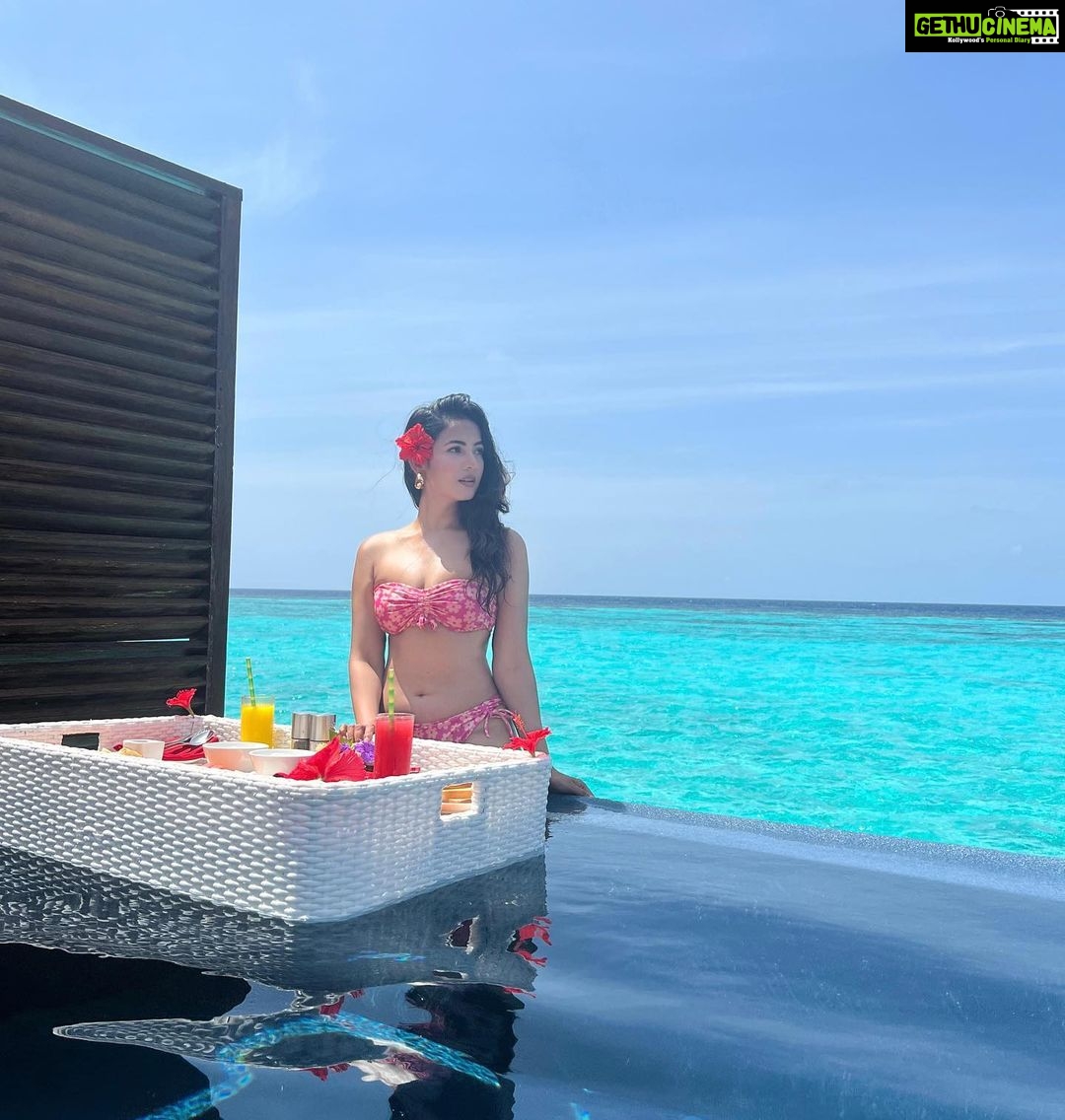 Sonal Chauhan Instagram - Breakfast in bed ? Nah …. I like mine in the pool 🍳 . . . . . . . . . . . . . . . . . . . . . . . . . . . . . . 📸 @himanichauhan #love #sonalchauhan #breakfast #floating #floatingbreakfast #maldives W Maldives