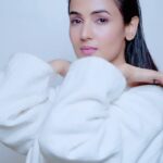 Sonal Chauhan Instagram – #AD 

For me the monsoons and hair loss comes side by side, tried countless products, DIY’s and what not, but no luck. 
And then, I discovered the @lorealpro_education_india ‘s Aminexil Advanced serum💙

My hair feels fuller, stronger, and so much healthier. The 1.5% Aminexil in the serum has truly made a difference in strengthening my hair fibers. 

It really lives upto it’s claim of reducing hair loss in just 6 weeks! 

Trust me, this serum is my ultimate saviour💙

Go get yourself one today! 

#NewStartAhead #BreakTheCycle 
#LorealProindia #LorealProfindia #HairCare #AminexilAdvanced
@lorealpro