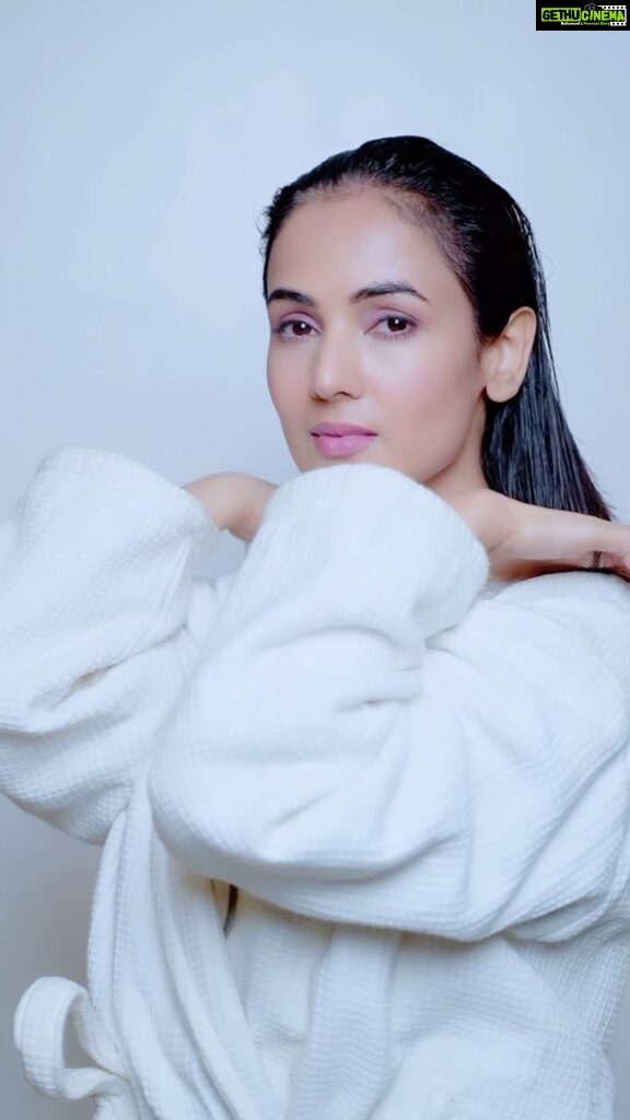 Sonal Chauhan Instagram - #AD For me the monsoons and hair loss comes side by side, tried countless products, DIY’s and what not, but no luck. And then, I discovered the @lorealpro_education_india ‘s Aminexil Advanced serum💙 My hair feels fuller, stronger, and so much healthier. The 1.5% Aminexil in the serum has truly made a difference in strengthening my hair fibers. It really lives upto it’s claim of reducing hair loss in just 6 weeks! Trust me, this serum is my ultimate saviour💙 Go get yourself one today! #NewStartAhead #BreakTheCycle #LorealProindia #LorealProfindia #HairCare #AminexilAdvanced @lorealpro