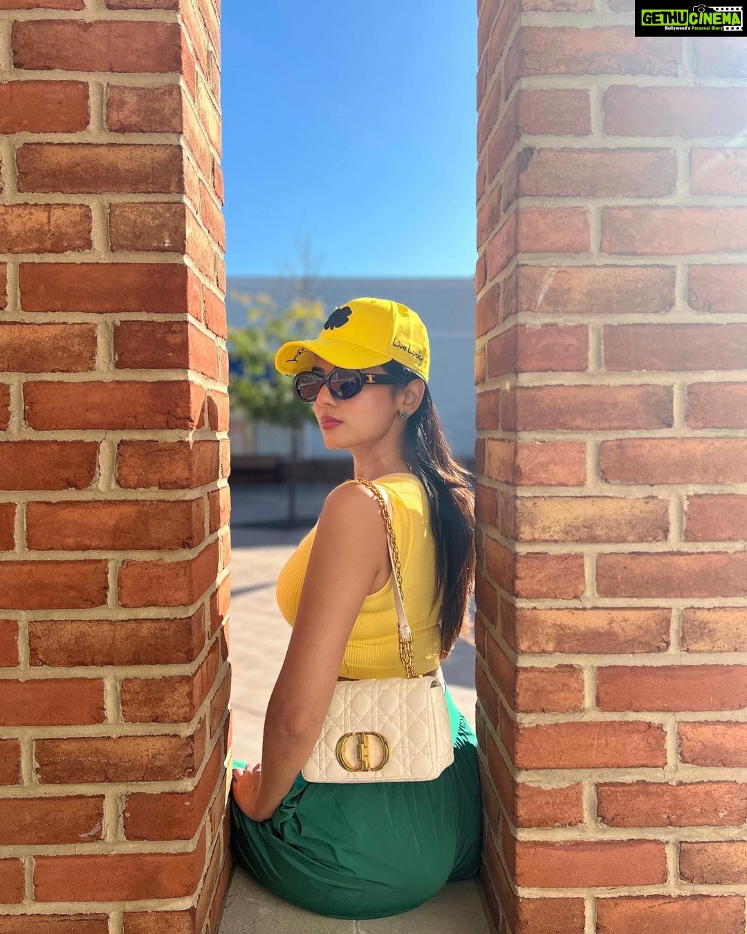 Sonal Chauhan Instagram - Hello Yellow β¦ pretty fellow ππΈπ£ . . . . . . . . . . . . . . . . . . . . . . πΈ @himanichauhan #love #sonalchauhan #laduree #washington #washingtondc #dayout #usa #travel #yellow #ootd #hat Washington D.C.