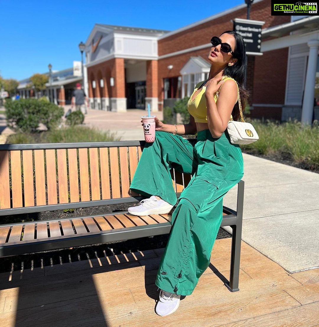 Sonal Chauhan Instagram - Green or Yellow??? Or should I stick to pastels ? 🍭🧋🍭 . . . . . . . . . . . 📸 @himanichauhan #washington #dc #sonalchauhan #love #travel #boba #bobatea #september Washington D.C.